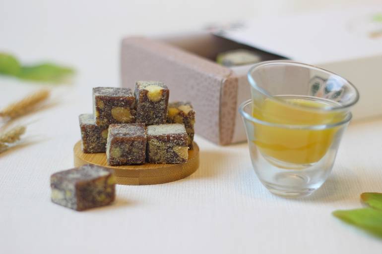 مكعبات التمر بالمكسرات نص كيلو