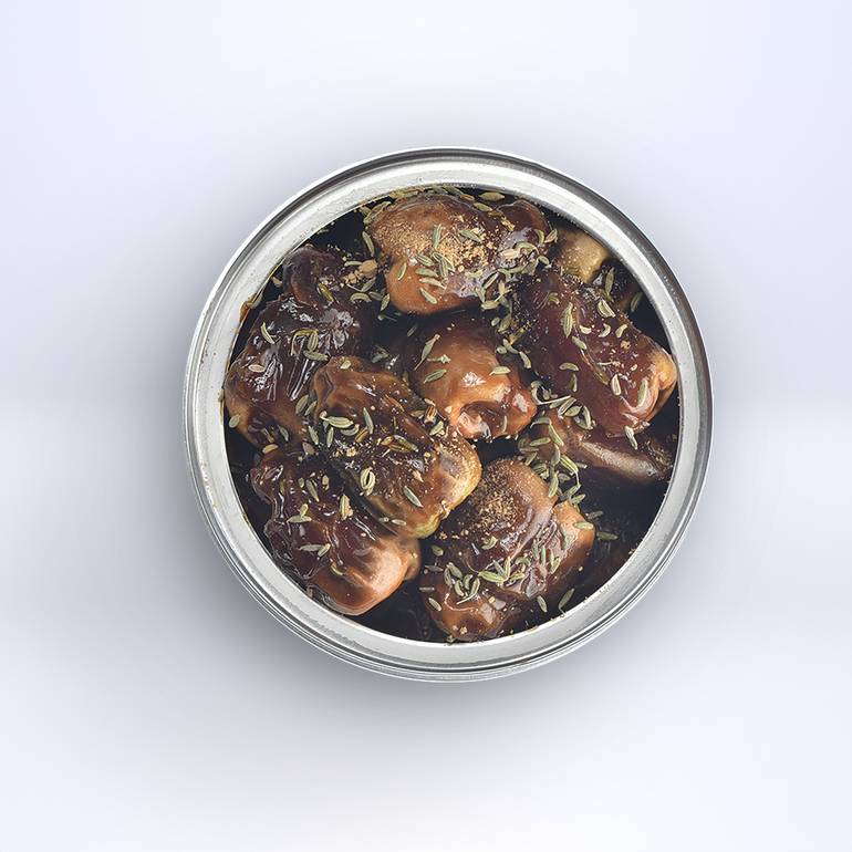 علب معدنية تمر شيشي بالزنجبيل والحلوة منزوع النوى