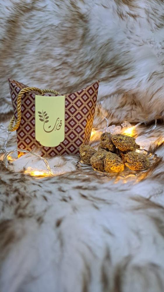 تمر بالشوكلاته والكورنفلكس محشي باللوز والشوكلاته...