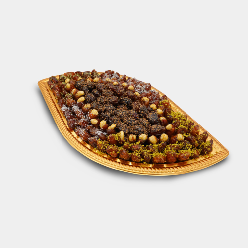 صحن تمر بحشوات لذيذة باللون الذهبي