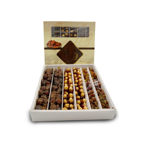 علبة تمر بحشوات ومزينة بالمكسرات